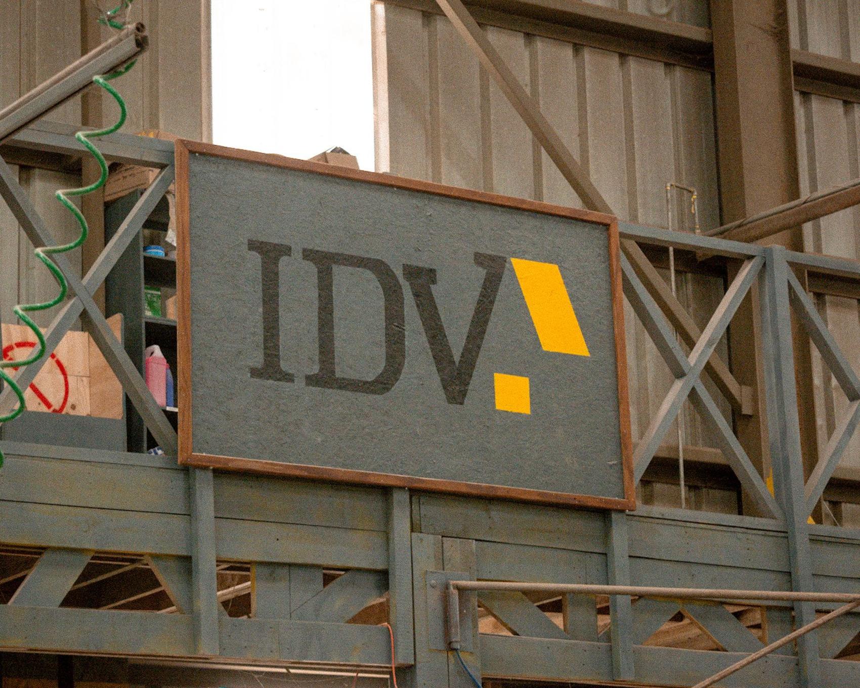 Nave de producción con el cartel IDV