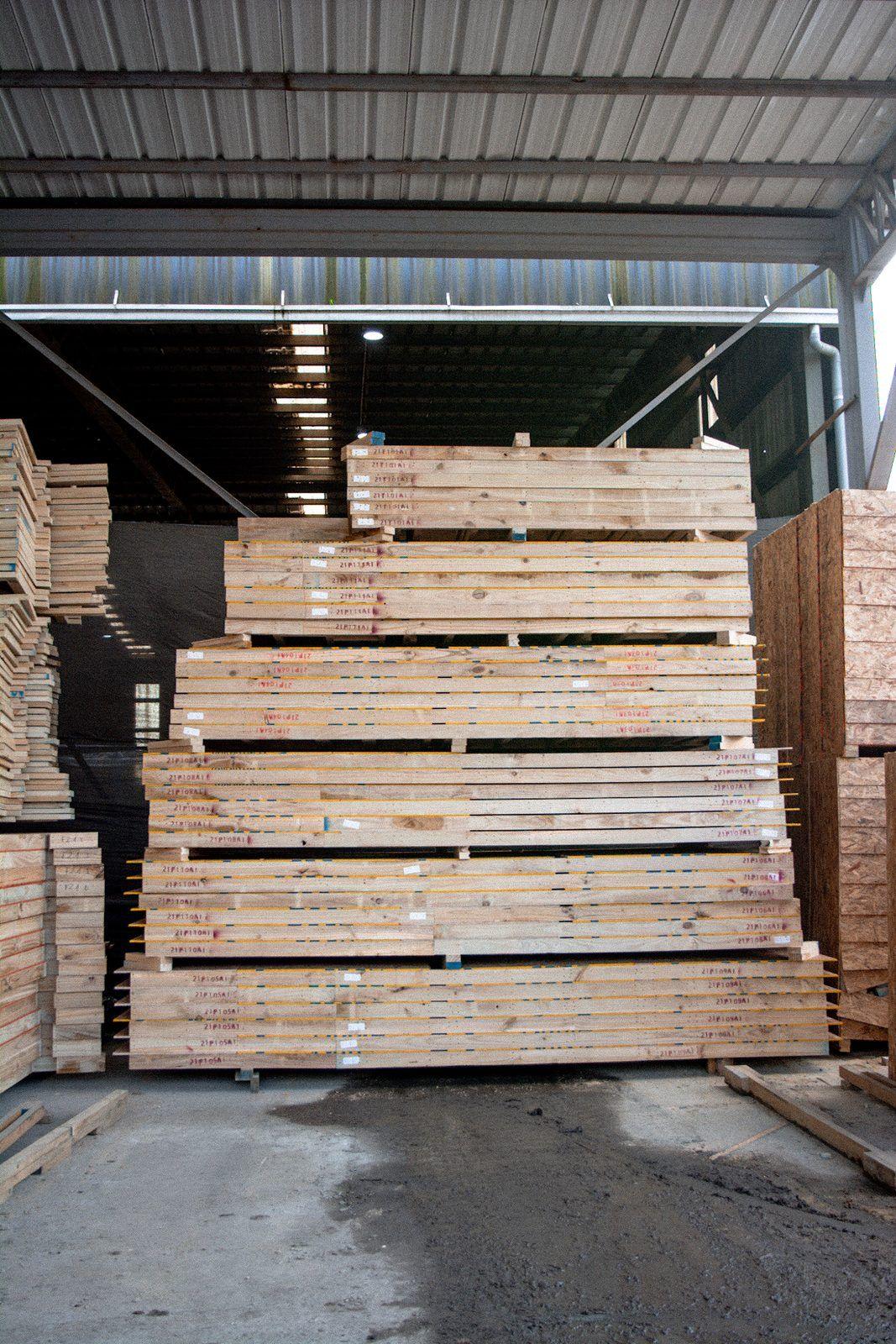 Pila de paneles terminados en bodega, cada uno con su código